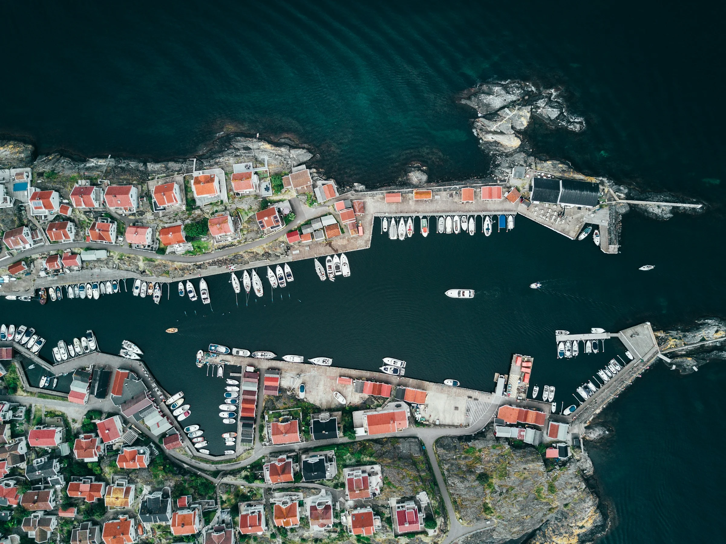 Hamnen på Åstol sedd ovanifrån, med båtar vid bryggorna